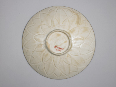 图片[3]-Dingyao white glaze plate with lotus petal pattern inside and outside the flower-China Archive